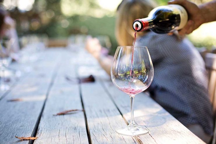 Leeres Weinglas - Kein Alkohol bei Gicht