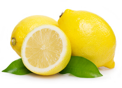Zitronen enthalten Vitamin C, das nachweislich den Harnsäurewert ein wenig senken kann.