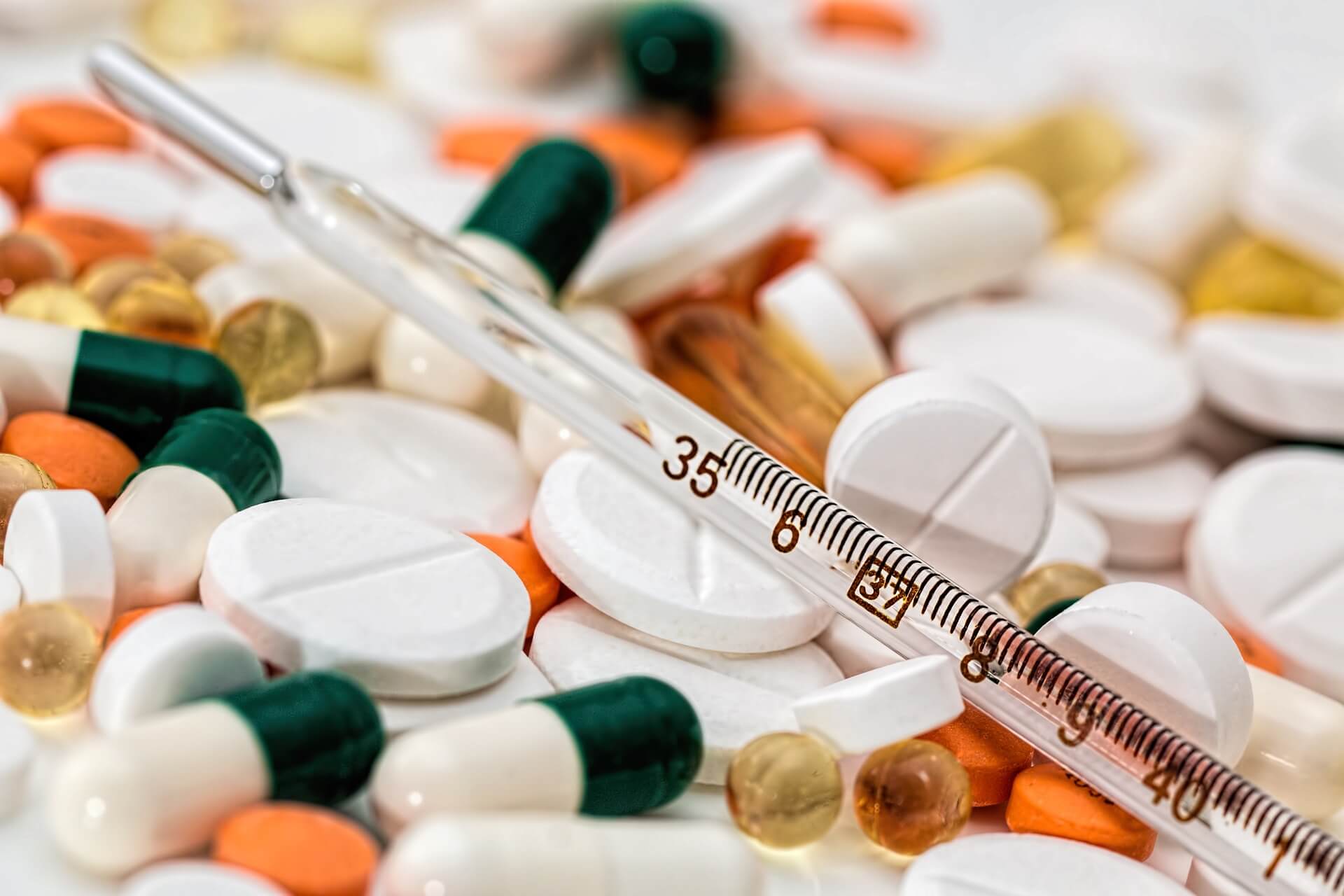 Schmerzmittel gegen Gicht - Verschiedene Tabletten und Pillen