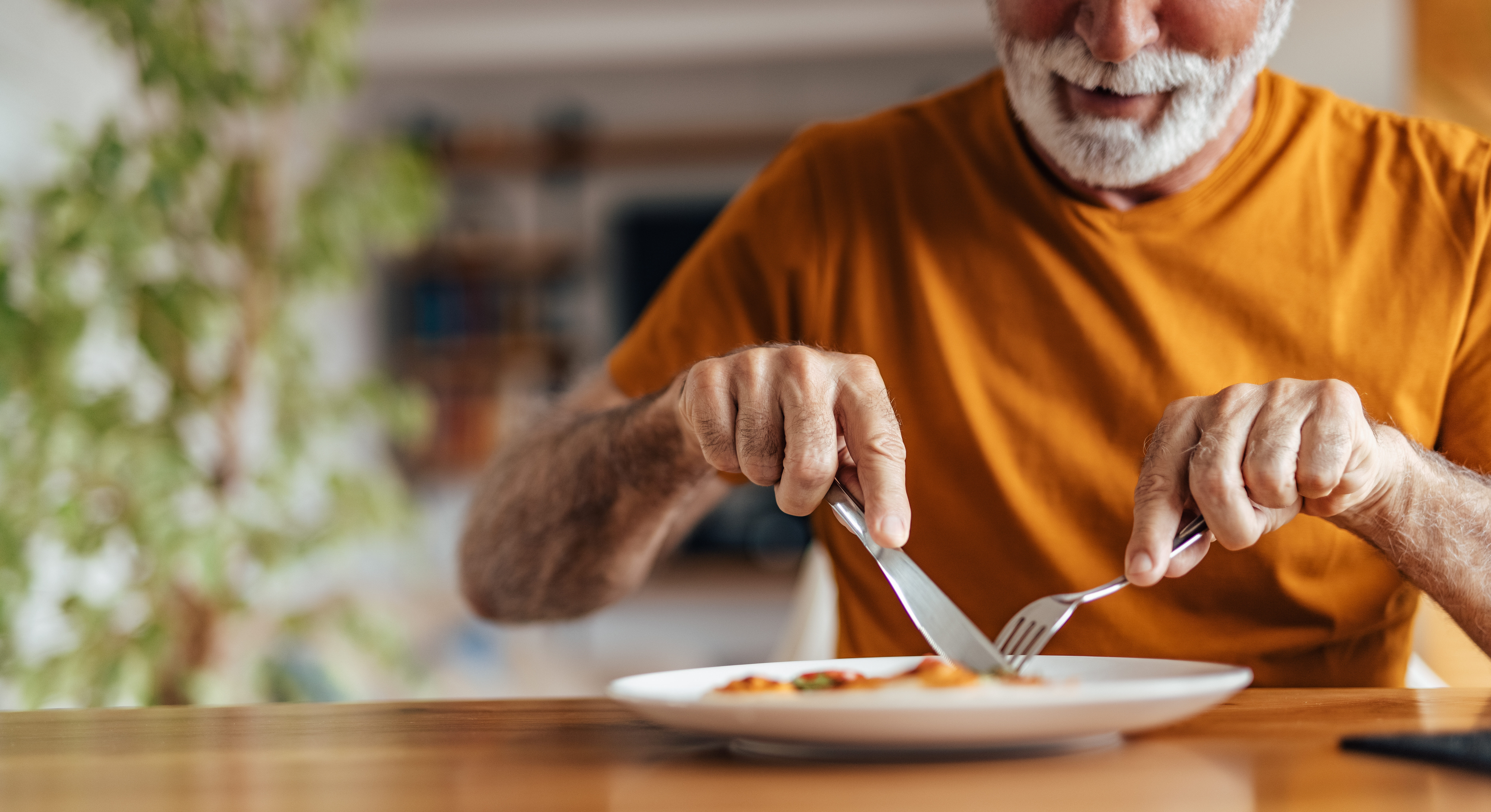 Älterer Man genießt sein Essen