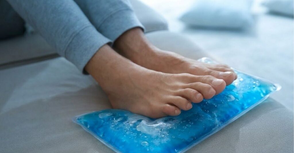 Füße liegen auf Kühlpack – Kühlen gehört zu den wichtigsten Sofortmaßnahmen, wenn ein akuter Gichtanfall auftritt.