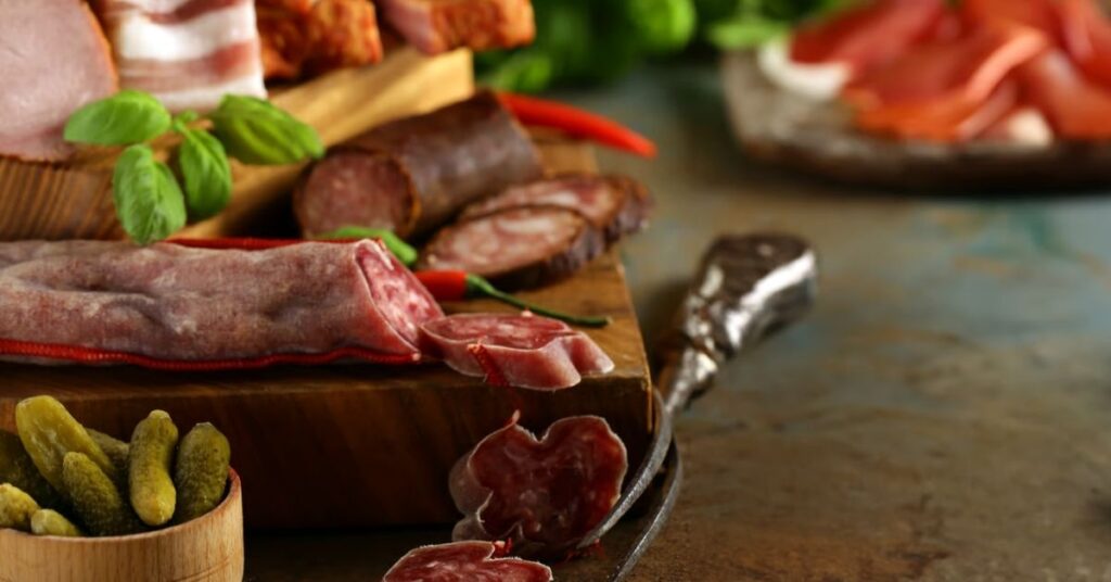 Wurst und Fleisch als purinreiche Lebensmittel, die bei einer purinarmen Ernährung bei Gicht nur begrenzt verzehrt werden sollten.